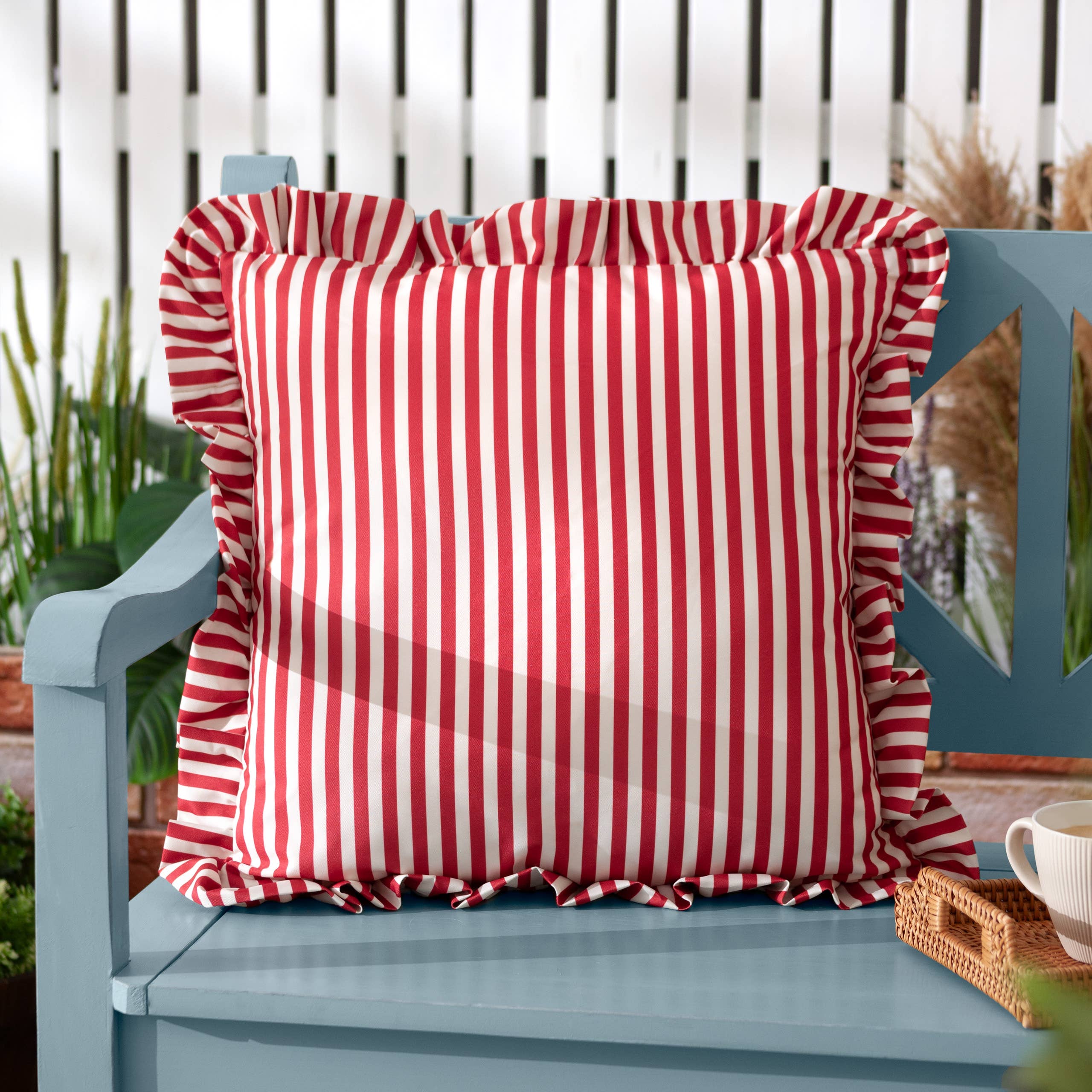 Millie Ruffle Gestreiftes Outdoor-Kissen Candy Red