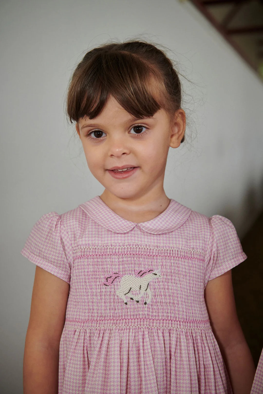 Kariertes Kleid mit Einhorn Stickerei