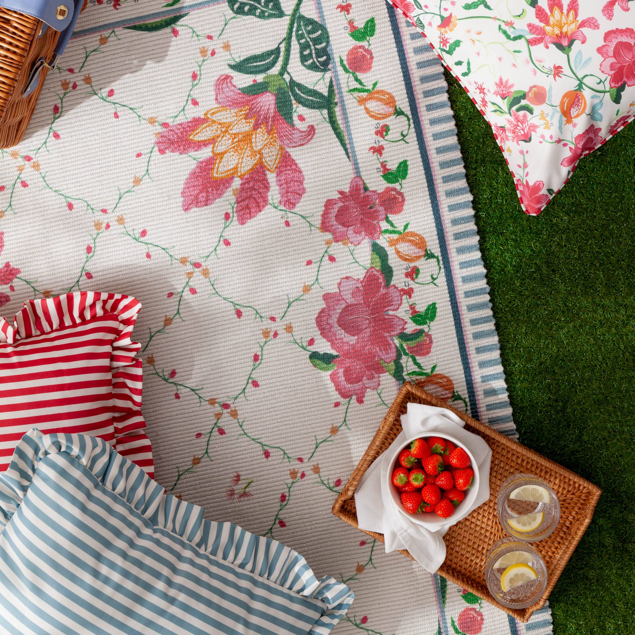 Millie Ruffle Gestreiftes Outdoor-Kissen Candy Red