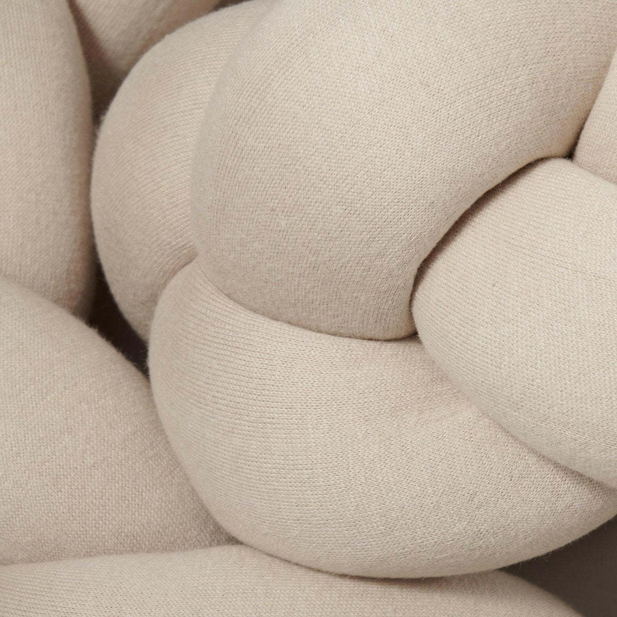Sand geflochtener Bettumrandung gestrickt