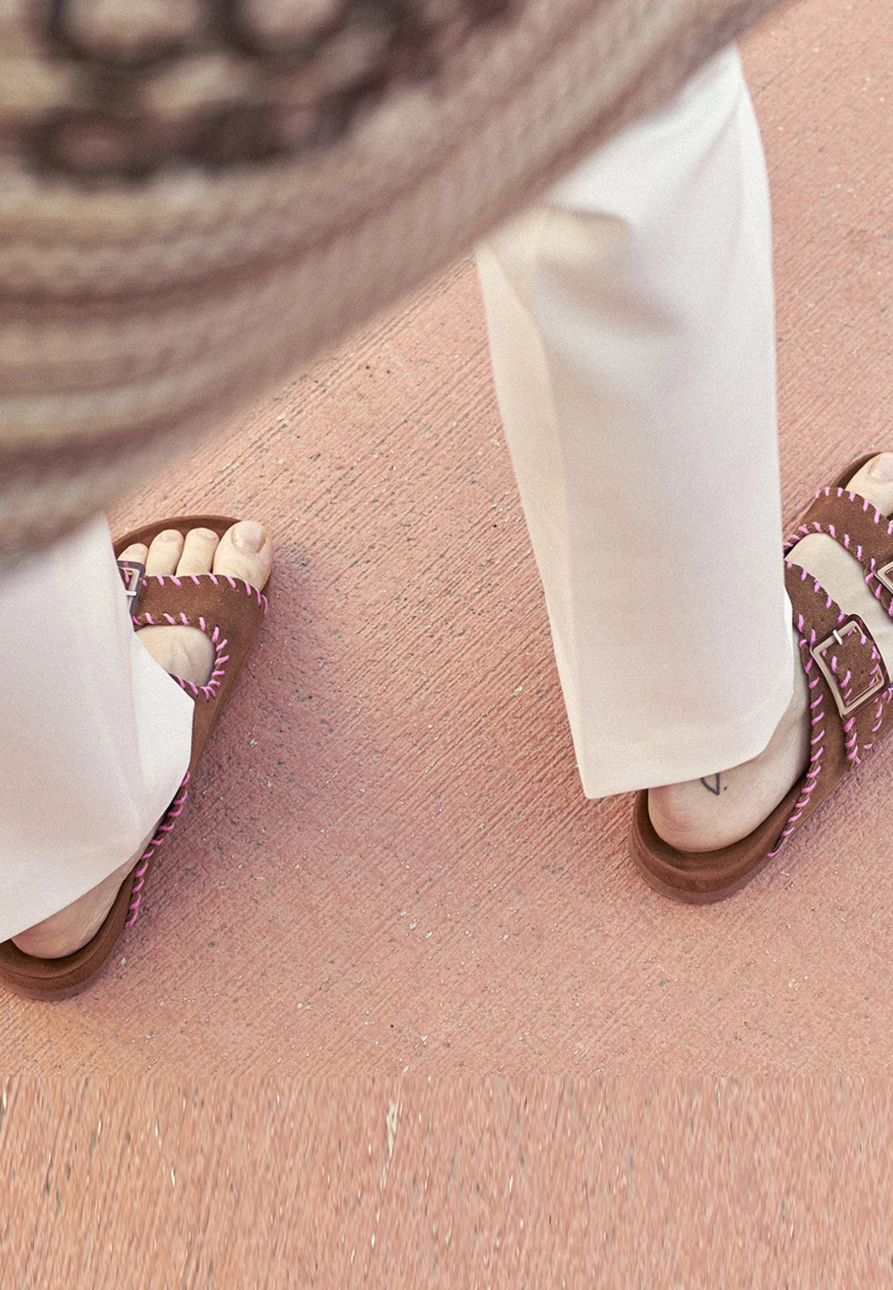 FLAT -  Pantolette flach camel/pink